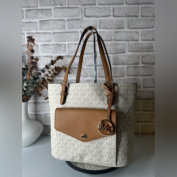 Michael Kors Handbags - Michael Kors Jet Set Multifunction Pocket Tote medium size EUC CLEAN